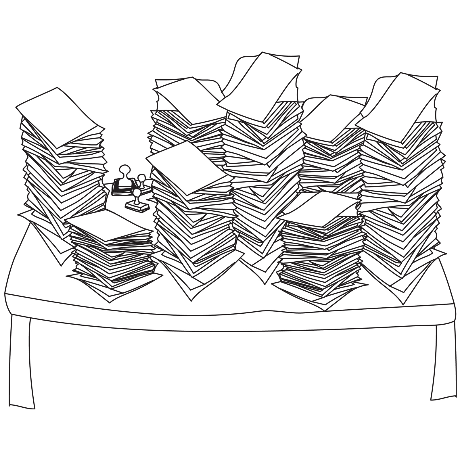 Auf einem Tische stehen etliche Papaierstapel, drei Stempel, ein Stempelkissen, die Bürokratie und Problematiken öffentlicher Ausschreibungen verbildlichen sollen.
